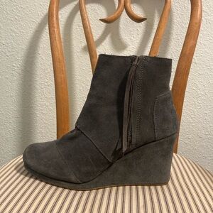 Tom’s Gray Suede Wedge Booties W Size 10